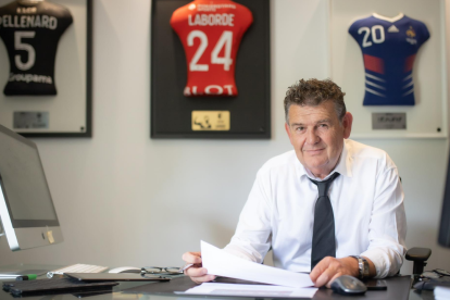 El agente Christophe Hutteau destacó el acto de valentía del jugador, quien volvió al incendio para rescatar a su pareja, arriesgando su vida entre las llamas