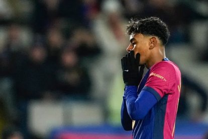 Lamine Yamal marcó gol este miércoles 22 de abril pero salió lesionado.