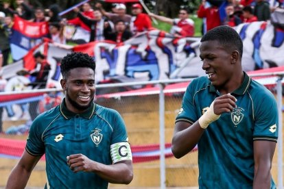 Jonathan Borja (i) es uno de los pocos elementos de experiencia del Rojo