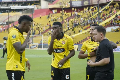 Los jugadores de Barcelona SC están al día en sus suedos dice DT César Farías.