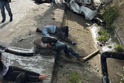 Pasajeros quedaron en la vía tras el impacto entre ambos vehículos.