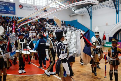 Los colegios finalistas acompañaron con sus bandas marciales y bastoneras desde las grandas y con presentaciones a medio tiempo.