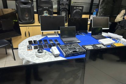 Parte de la evidencia que los Policías encontraron durante la intervención.