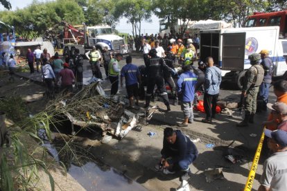 El accidente dejó tres personas fallecidas y 15 heridos.