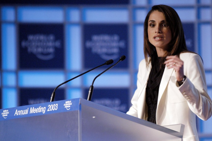 Entre 2000 y 2010, Rania de Jordania se consolida como referente global, destacada por ELLE por redefinir la imagen de la monarquía moderna