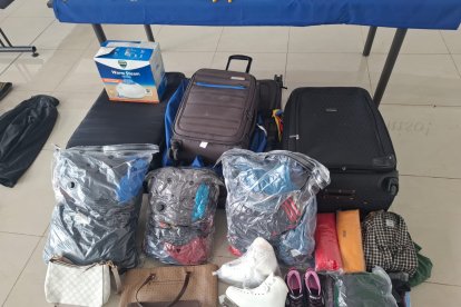 Estas son algunas de las maletas que pertenecerían a las víctimas.