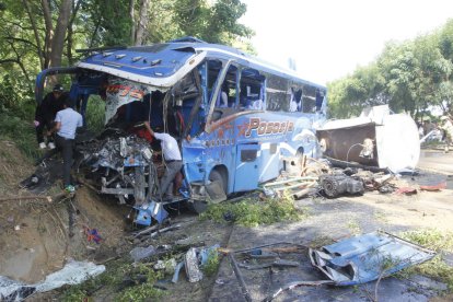 El fuerte impacto entre el bus y el tanquero dejó tres fallecidos y 15 heridos en la carretera hacia Guayaquil.
