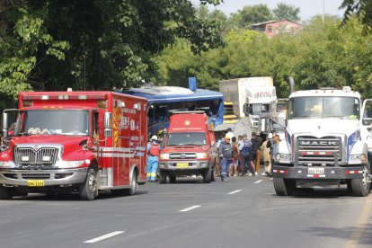 Equipos del Cuerpo de Bomberos de Guayaquil atendieron la emergencia en la vía a la costa este jueves 23 de abril.