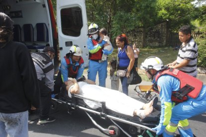 Personal de salud traslada a los 15 heridos a distintas casas asistenciales tras la colisión en la vía a la costa.
