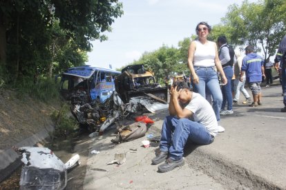 Labores de limpieza y retiro de escombros en la vía interprovincial tras el trágico suceso que enlutó a la ciudad.