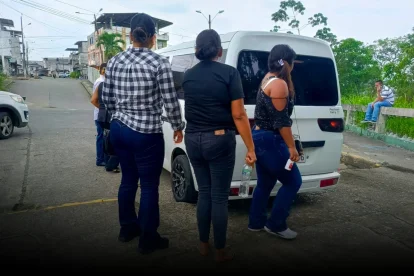 Familiares de los cuatro amigos asesinados en el exterior de la morgue de Quevedo.