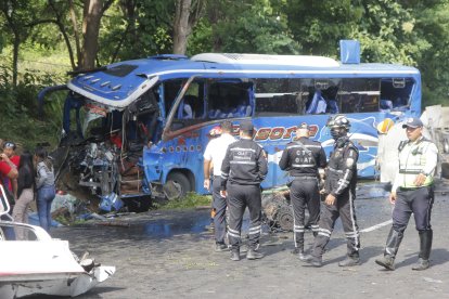 Así quedó el bus de transporte de pasajeros tras la colisión.