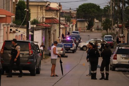 Agentes recogen indicios en el lugar del ataque.