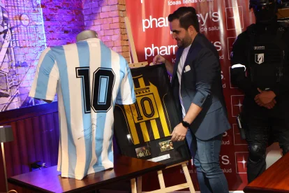 La Expogol presenta reliquias del fútbol nacional y Mundial. Juan Pablo Béjar es el dueño de la colección.