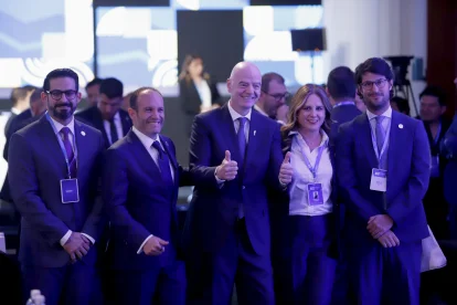 Gianni Infantino (c) estuvo con representantes de la FEF y su titular, Francisco Egas.