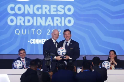 Gianni Infantino y Alejandro Domínguez (d) en Quito, representando a FIFA y Conmebol, respectivamente.