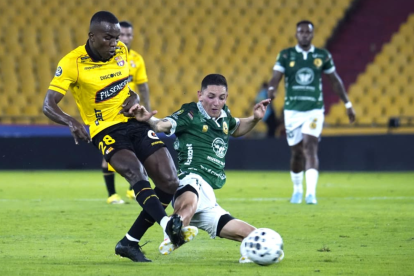 Jhonny Quiñónez (izq.), de buen presente en Barcelona SC.