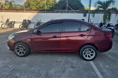 Un automóvil consta entre las evidencias recopiladas por agentes de la UNASE