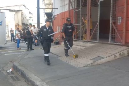 Agentes policiales acudieron al sitio, para recabar indicios.