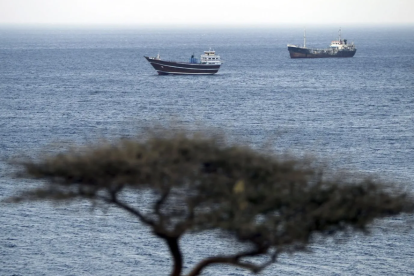 Buques mercantes de vela frente a las costas de Khasab en el estrecho de Ormuz, Musandam, Omán