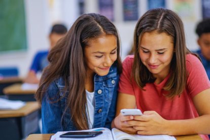 El uso de celulares dentro del aula sigue regulado en Ecuador.
