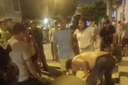 Ciudadanos intentaron ayudar al hombre, luego del crimen.