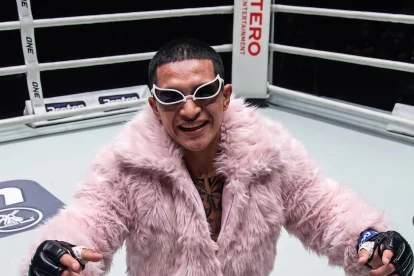 Con indumentaria afelpada y gafas celebró la victoria el ecuatoriano Martín Parra en One Championship.