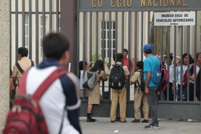 Docente fiscal considera que en la educación pública existen otras urgencias relacionadas a seguridad e infraestructura.