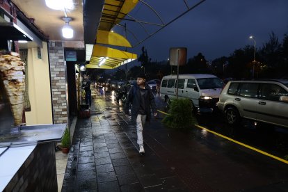 Varios negocios gastronómicos funcionan en la noche.