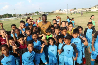 Jordy Caicedo cuando visitó la escuela del profesor Medina en Durán.