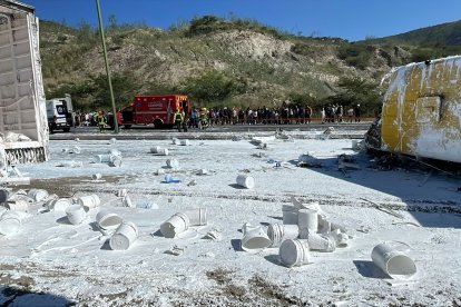El accidente se produjo entre un camión que llevaba pinturas y un bus escolar.
