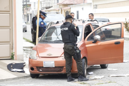 Agentes policiales inspeccionaron el vehículo donde fue hallado el ciudadano sin vida en La Saiba.
