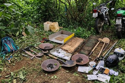 Evidencias como mercurio, herramientas y material mineralizado fueron decomisadas durante el operativo en el cantón Célica.