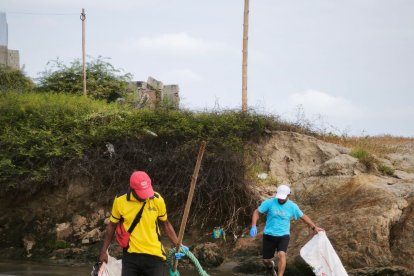 Los desechos en gran cantidad fueron retirados de la arena y los esteros.