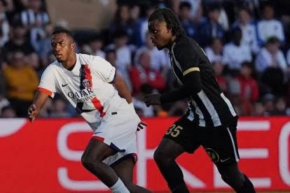 Willian Pacho (i) continúa destacando en el equipo principal de PSG.