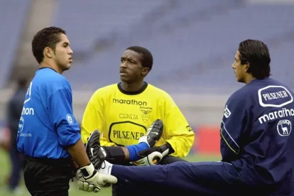 Daniel Viteri (i), junto a Johvani Ibarra y José Francisco Cevallos (d) en la selección de Ecuador.