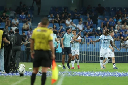 Daniel Viteri da indicaciones desde la banca de Guayaquil City ante Emelec en el Capwell.