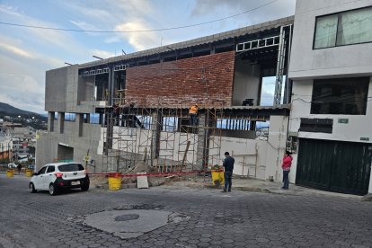 Luego del accidente laboral, los andamios de la obra se retiraron.