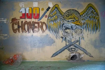 Murales con símbolos de bandas eran comunes en pabellones antes del nuevo reglamento.