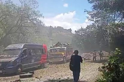 Imagen obtenida mediante monitoreo en redes sociales que evidencia vehículos dañados tras el atentado con explosivos