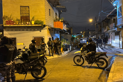 La Policía llegó al sitio junto al personal de la Infantería de Marina para realizar un operativo.