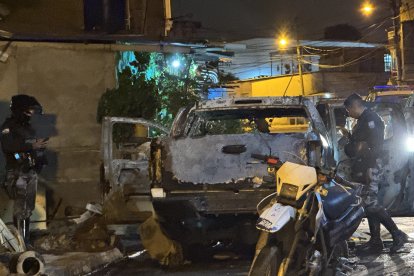 Un vehículo similar al de una patrulla policial fue usado para cometer el crimen y luego fue incinerado.