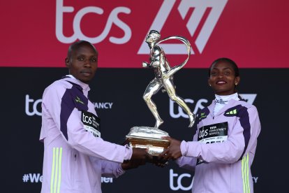 Sawe de Kenia después de ser coronado como campeón de Londres, junto a Tigst Assefa, la campeona en damas.