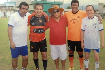 Carlos Kaiser posa con Taurus Milenium tras ganar la Copa de Campeones en Naranjal en 2016.