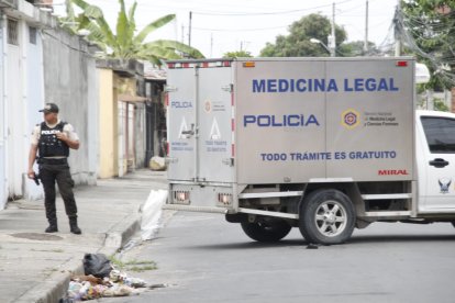 La Policía acordonó el área mientras peritos ejecutaban el levantamiento del cuerpo.