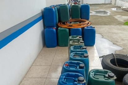 Canecas con presunto combustible fueron encontradas en el sitio del operativo en Zapotillo.