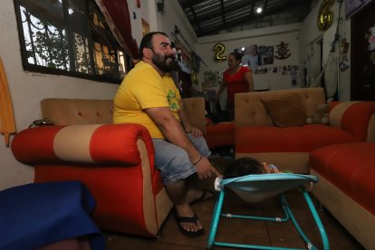 Álex Pérez arrulla a Milagro en la mecedora que tanto le gusta.