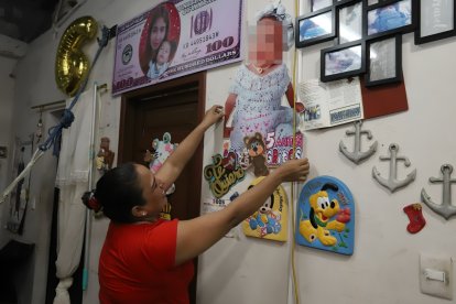 Alexandra muestra la gran fotografía de Milagro en la sala de su hogar.