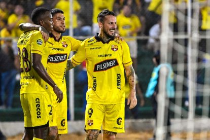 Darío Benedetto celebra su gol con Barcelona SC en el estadio 9 de Mayo, en un duelo que terminó empatado ante Orense.