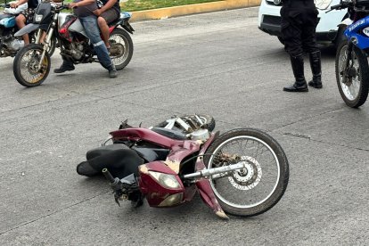 La motocicleta en la que se movilizaba la víctima quedó en la escena del accidente.